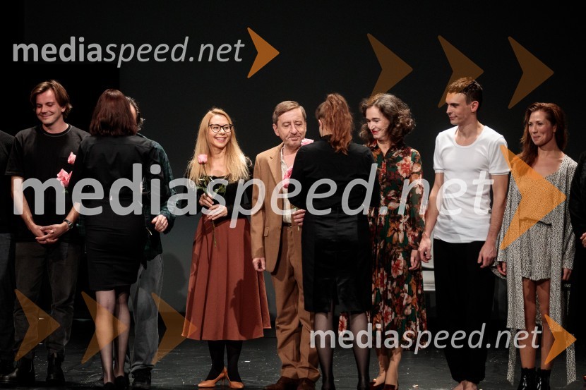  Dorian Šilec Petek, režiser, scenograf in oblikovalec luči;  Saša  Mihelčič, igralka;  Gregor Baković, igralec;  Petra Govc, igralka;  Nejc Cijan Garlatti, igralec;  Sabina  Kogovšek, igralkaPasji sin. Do koder te pusti veriga, premiera