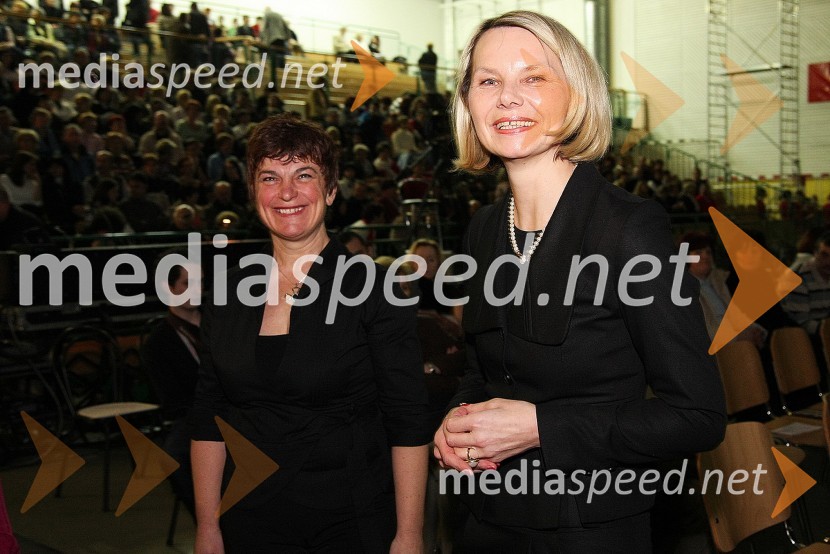 Marjana Trščinar Artič, predstavnica Kompasa Novo mesto in Milena Kramar Zupan, direktorica Zdravstvenega doma Novo mestoPoglej me, drugi dobrodelni koncert za nakup mamografa