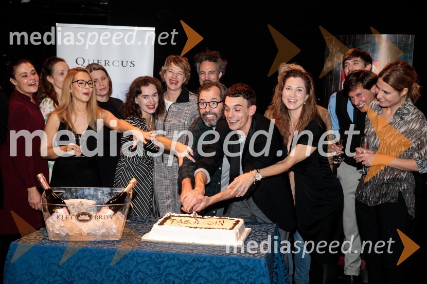  Pia Zemljič, igralka;  Iva Babić, igralka;  Saša  Mihelčič, igralka;  Maja Sever, igralka;  Saša  Pavček, igralka, Predsednica združenja dramskih umetnikov Slovenije, prejemnica Borštnikovega prstana;  Barbara Cerar, igralka;  Arpád Schilling, režiser;  Rok Vihar, igralec;  Nejc Cijan Garlatti, igralec;  Sabina  Kogovšek, igralka;  Klemen Janežič, igralec ;  Mario Dragojević, igralec;  ... Pasji sin. Do koder te pusti veriga, premiera