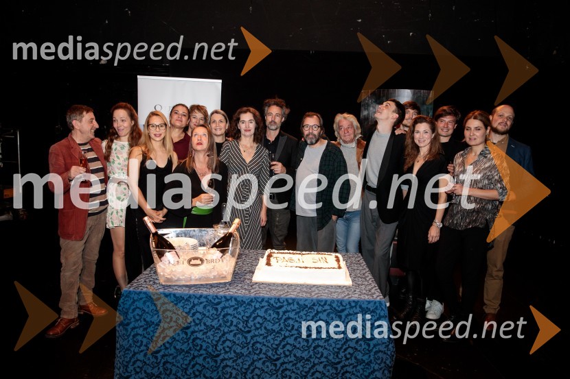  Gregor Baković, igralec;  Iva Babić, igralka;  Saša  Mihelčič, igralka;  Pia Zemljič, igralka;  Nina Valič, igralka;  Barbara Cerar, igralka;  Maja Sever, igralka;  Saša  Pavček, igralka, Predsednica združenja dramskih umetnikov Slovenije, prejemnica Borštnikovega prstana;  Rok Vihar, igralec;  Arpád Schilling, režiser;  Vojko Zidar, igralec;  Nejc Cijan Garlatti, igralec;  Klemen Janežič, igralec ;  Sabina  Kogovšek, igralka;  Mario Dragojević, igralec;  ... ;  ... Pasji sin. Do koder te pusti veriga, premiera