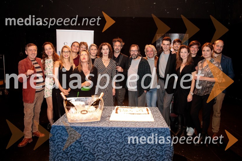  Gregor Baković, igralec;  Iva Babić, igralka;  Saša  Mihelčič, igralka;  Pia Zemljič, igralka;  Barbara Cerar, igralka;  Nina Valič, igralka;  Maja Sever, igralka;  Saša  Pavček, igralka, Predsednica združenja dramskih umetnikov Slovenije, prejemnica Borštnikovega prstana;  Rok Vihar, igralec;  Arpád Schilling, režiser;  Vojko Zidar, igralec;  Nejc Cijan Garlatti, igralec;  Klemen Janežič, igralec ;  Sabina  Kogovšek, igralka;  Mario Dragojević, igralec;  ... ;  ... Pasji sin. Do koder te pusti veriga, premiera