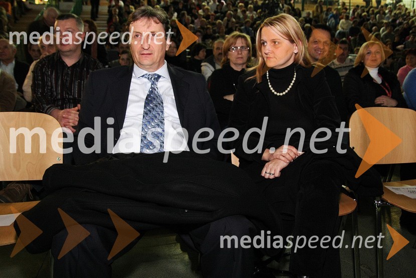 Igor Perhaj, podžupan MO Novo mesto s soprogoPoglej me, drugi dobrodelni koncert za nakup mamografa