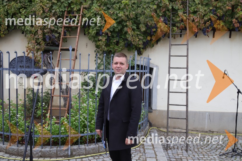  Robert Levstek,  odgovorni urednik Radia Maribor, moderator prireditev36. svečana trgatev Stare trte, najstarejše trte na svetu