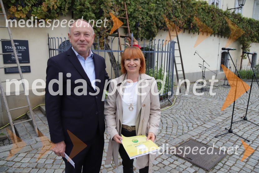  Stane Kocutar, mestni viničar, skrbnik Stare trte, novinar Radia Maribor, zgodovinar;  Tadeja  Vodovnik Plevnik, Kmetijsko gozdarski zavod Maribor36. svečana trgatev Stare trte, najstarejše trte na svetu