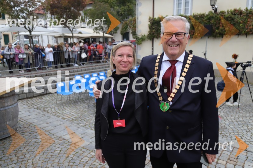  ... ;  Milan Razdevšek, Zavod za turizem Maribor36. svečana trgatev Stare trte, najstarejše trte na svetu