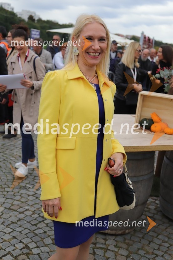  Doris  Urbančič Windisch, direktorica Zavoda za turizem Maribor – Pohorje 36. svečana trgatev Stare trte, najstarejše trte na svetu