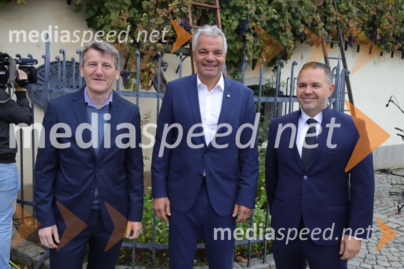  Robert Gorjak, vinska šola Belvin;  Aleksander Saša Arsenovič, župan, Mestna občina Maribor;  Jure Struc, direktor, Zavod za turizem Maribor36. svečana trgatev Stare trte, najstarejše trte na svetu