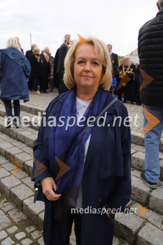  Alenka Iskra, podžupanja Mestne občine Maribor za področje sociale, socialnega podjetništva, kulture in turizma ter društev in nevladnih organizacij36. svečana trgatev Stare trte, najstarejše trte na svetu