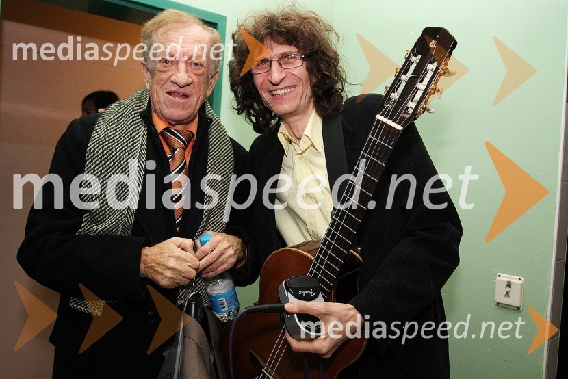 Toni Gašperič, humorist in voditelj prireditve in Adi Smolar, pevecPoglej me, drugi dobrodelni koncert za nakup mamografa