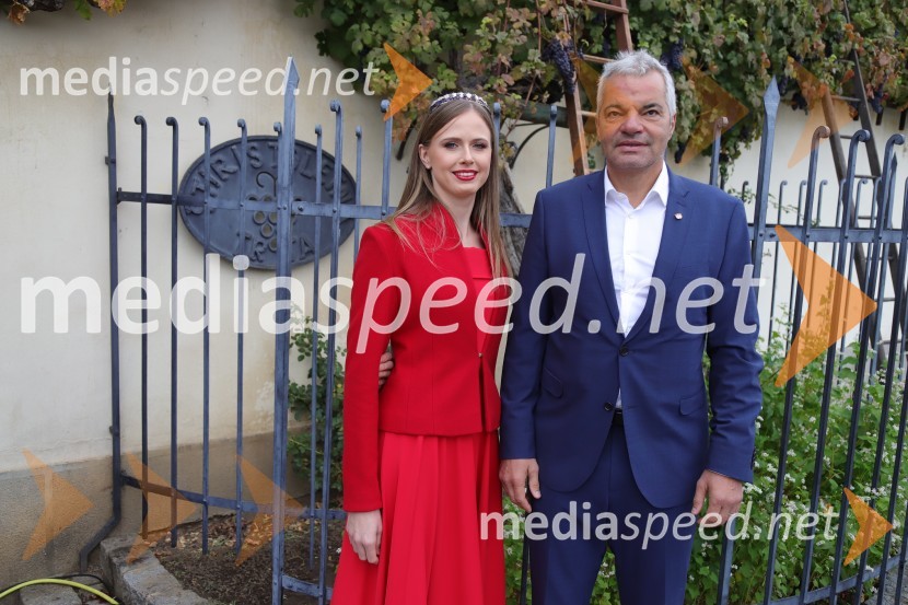  Neža Jarc, Mariborska vinska kraljica 2020;  Aleksander Saša Arsenovič, župan, Mestna občina Maribor36. svečana trgatev Stare trte, najstarejše trte na svetu