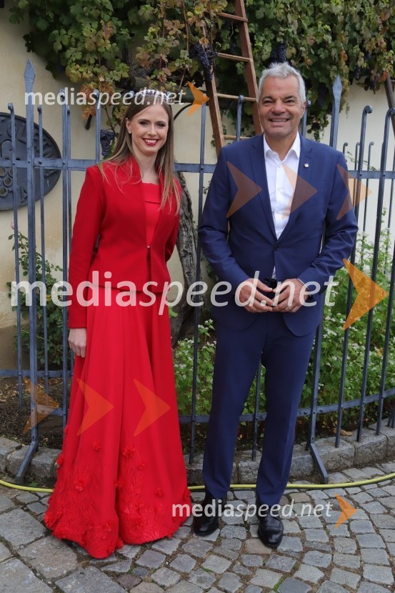  Neža Jarc, Mariborska vinska kraljica 2020;  Aleksander Saša Arsenovič, župan, Mestna občina Maribor36. svečana trgatev Stare trte, najstarejše trte na svetu