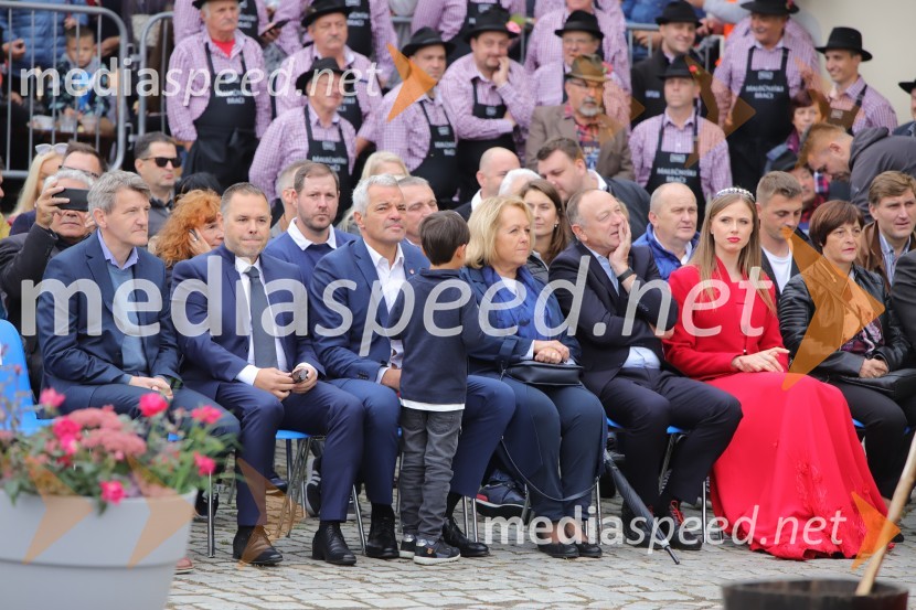  Jure Struc, direktor, Zavod za turizem Maribor;  Aleksander Saša Arsenovič, župan, Mestna občina Maribor;  Alenka Iskra, podžupanja Mestne občine Maribor za področje sociale, socialnega podjetništva, kulture in turizma ter društev in nevladnih organizacij;  Stane Kocutar, mestni viničar, skrbnik Stare trte, novinar Radia Maribor, zgodovinar;  Neža Jarc, Mariborska vinska kraljica 2020;  Jožica Kramberger36. svečana trgatev Stare trte, najstarejše trte na svetu