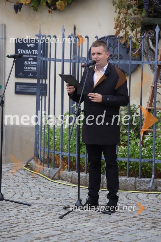  Robert Levstek,  odgovorni urednik Radia Maribor, moderator prireditev36. svečana trgatev Stare trte, najstarejše trte na svetu