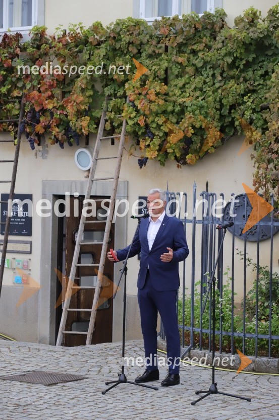  Aleksander Saša Arsenovič, župan, Mestna občina Maribor36. svečana trgatev Stare trte, najstarejše trte na svetu