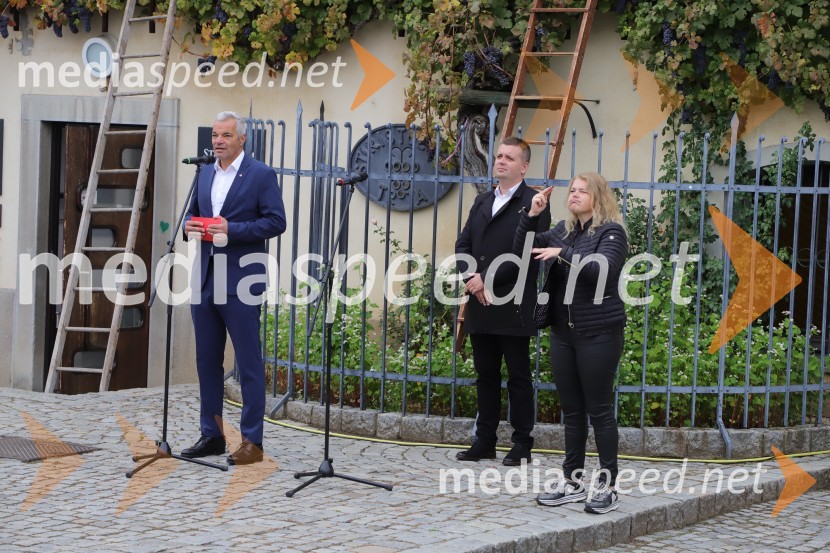  Aleksander Saša Arsenovič, župan, Mestna občina Maribor;  Robert Levstek,  odgovorni urednik Radia Maribor, moderator prireditev;  ... 36. svečana trgatev Stare trte, najstarejše trte na svetu