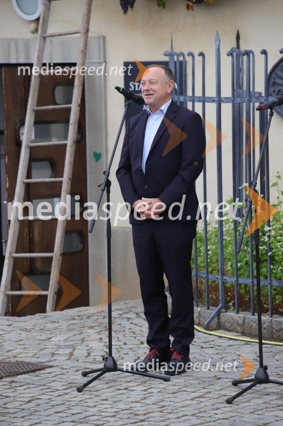  Stane Kocutar, mestni viničar, skrbnik Stare trte, novinar Radia Maribor, zgodovinar36. svečana trgatev Stare trte, najstarejše trte na svetu