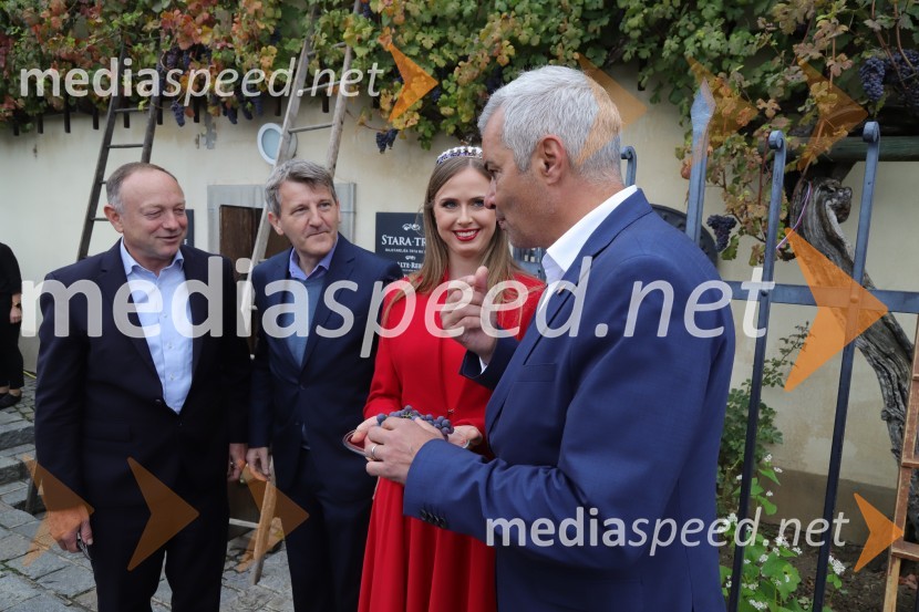  Stane Kocutar, mestni viničar, skrbnik Stare trte, novinar Radia Maribor, zgodovinar;  Robert Gorjak, vinska šola Belvin;  Neža Jarc, Mariborska vinska kraljica 2020;  Aleksander Saša Arsenovič, župan, Mestna občina Maribor36. svečana trgatev Stare trte, najstarejše trte na svetu