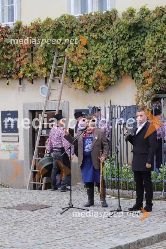  ... ;  Robert Levstek,  odgovorni urednik Radia Maribor, moderator prireditev36. svečana trgatev Stare trte, najstarejše trte na svetu