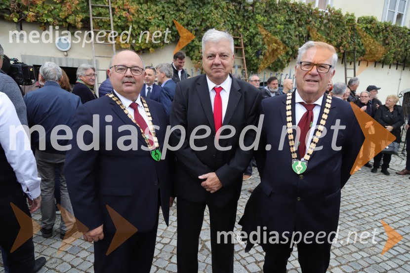  ... ;  ... ;  Milan Razdevšek, Zavod za turizem Maribor36. svečana trgatev Stare trte, najstarejše trte na svetu