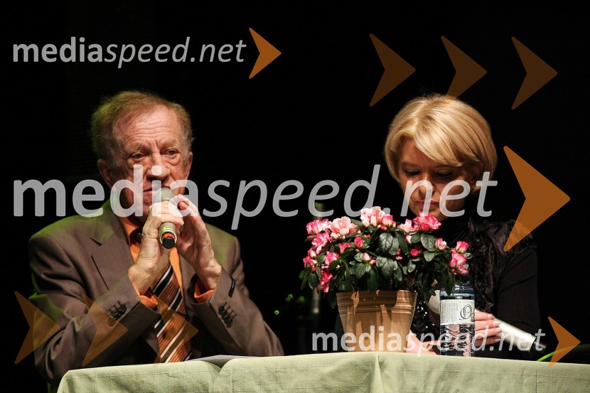 Toni Gašperič, humorist in voditelj prireditve in Renata Mikec, odgovorna urednica Radia Krka in voditeljica prireditvePoglej me, drugi dobrodelni koncert za nakup mamografa