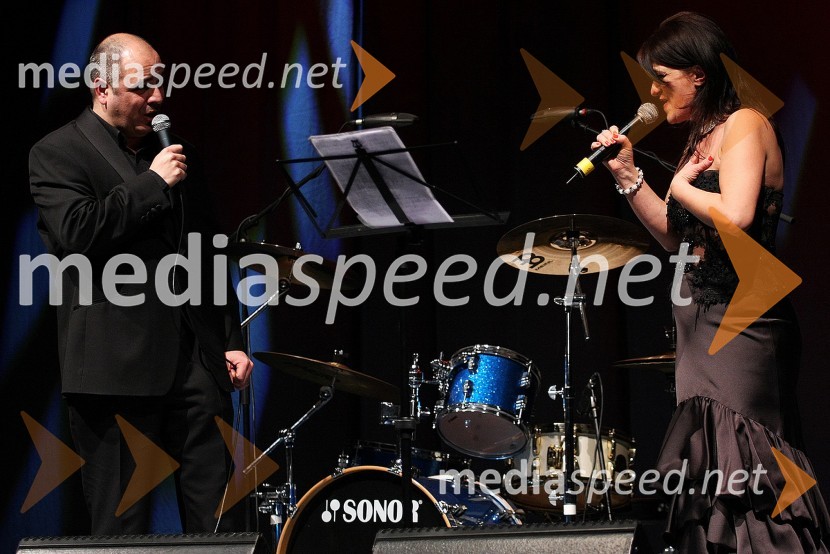 Fernando Pablo Mejias, dirigent in pevec in Irena Tratnik Dosso, pevkaPoglej me, drugi dobrodelni koncert za nakup mamografa