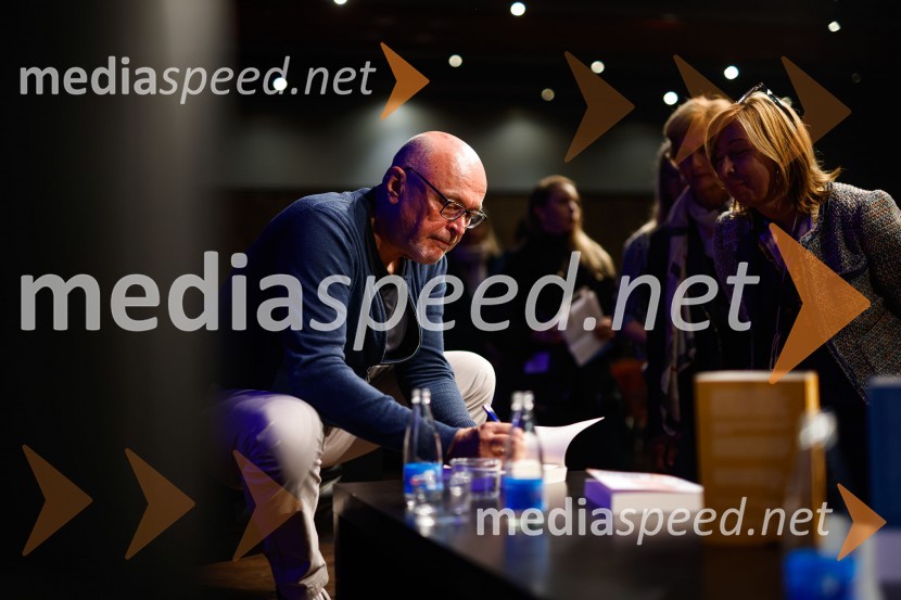  Miha Mazzini, pisatelj, kolumnist, scenarist;  ... Miha Mazzini: Osebno, predstavitev knjige v Cankarjevem domu