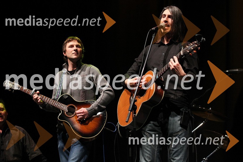 Jernej Zoran, kitarist, in Alen Vitezič, pevec in kitarist skupine Društvo mrtvih pesnikovPoglej me, drugi dobrodelni koncert za nakup mamografa