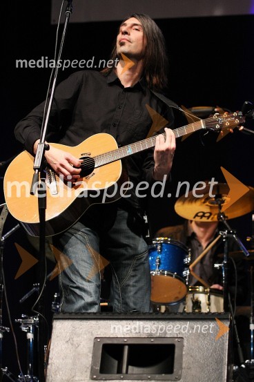 Alan Vitezič, skupina Društvo mrtvih pesnikovPoglej me, drugi dobrodelni koncert za nakup mamografa