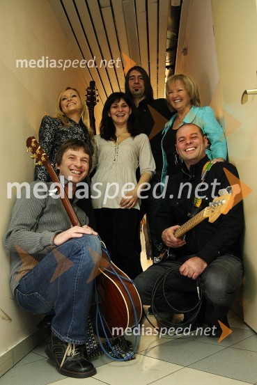 Nuša Derenda, pevka, Jasna Šinkovec, direktorica podjetja Novi medij in predsednica društva Julija, Mojca Saje, pevka skupine DeŽure in skupina DMPPoglej me, drugi dobrodelni koncert za nakup mamografa