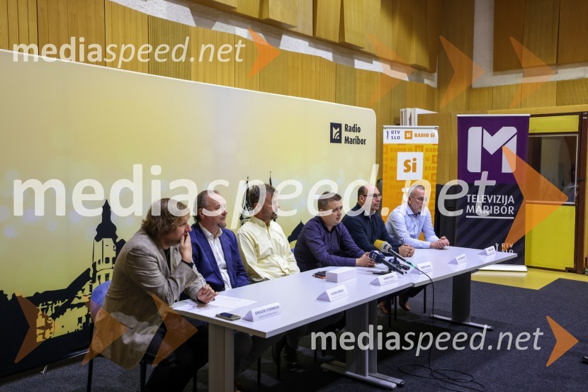  Gregor Stermecki, urednik, Radio Maribor;  Patrik Greblo, dirigent;  Darko Pukl, glavni urednik, Radio Si;  Robert Levstek,  odgovorni urednik Radia Maribor, moderator prireditev;  Matej Žunkovič, v. d. vodje Regionalnega RTV-centra Maribor;  Tomaž  Karat, glavni urednik, TV MariborFrišno/Fresh kmalu že drugič na odru SNG Maribor