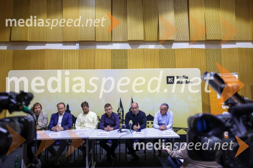  Gregor Stermecki, urednik, Radio Maribor;  Patrik Greblo, dirigent;  Darko Pukl, glavni urednik, Radio Si;  Robert Levstek,  odgovorni urednik Radia Maribor, moderator prireditev;  Matej Žunkovič, v. d. vodje Regionalnega RTV-centra Maribor;  Tomaž  Karat, glavni urednik, TV MariborFrišno/Fresh kmalu že drugič na odru SNG Maribor