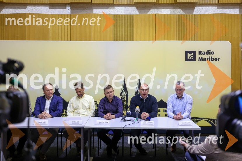  Patrik Greblo, dirigent;  Darko Pukl, glavni urednik, Radio Si;  Robert Levstek,  odgovorni urednik Radia Maribor, moderator prireditev;  Matej Žunkovič, v. d. vodje Regionalnega RTV-centra Maribor;  Tomaž  Karat, glavni urednik, TV MariborFrišno/Fresh kmalu že drugič na odru SNG Maribor