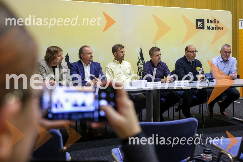  Gregor Stermecki, urednik, Radio Maribor;  Patrik Greblo, dirigent;  Darko Pukl, glavni urednik, Radio Si;  Robert Levstek,  odgovorni urednik Radia Maribor, moderator prireditev;  Matej Žunkovič, v. d. vodje Regionalnega RTV-centra Maribor;  Tomaž  Karat, glavni urednik, TV MariborFrišno/Fresh kmalu že drugič na odru SNG Maribor