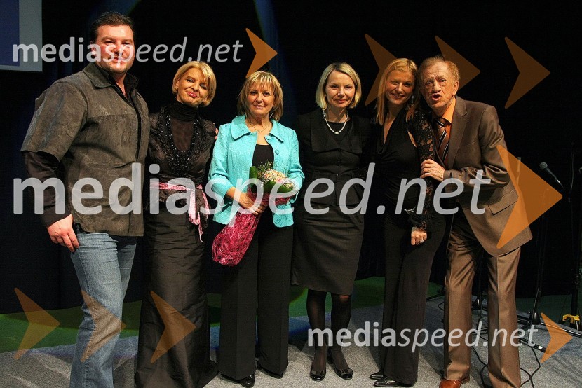 Robert Erjavec in Renata Mikec, voditelja, Jasna Šinkovec, direktorica podjetja Novi medij in predsednica društva Julija, Milena Kramar Zupan, direktorica Zdravstvenega doma Novo mesto, Jasna Kuljaj in Toni Gašperič, voditeljaPoglej me, drugi dobrodelni koncert za nakup mamografa