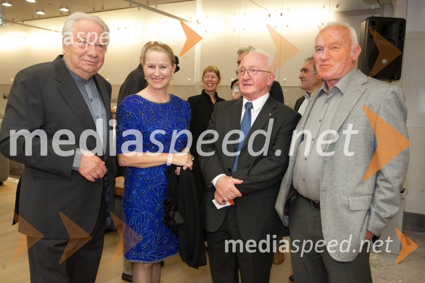  Jure Robežnik, skladatelj;  Katjuša Rojac, vodja galerije Loterije Slovenij;  Boštjan Pirc, galerist;  Jože Robežnik, igralecUmrl je Jure Robežnik, velikan slovenske glasbe