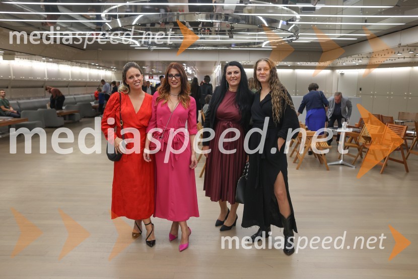  Manja Stević, voditeljica;  Zarja  Predin, stilistka in kostumografinja;  ... ;  ... Dedek gre na jug, predpremiera filma