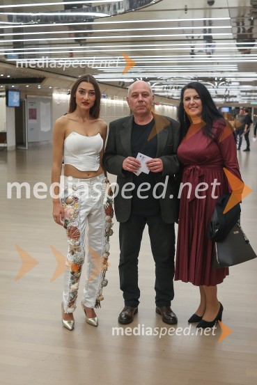  Zala Djurić, igralka;  Milko Lazar, skladatelj, pianist;  ... Dedek gre na jug, predpremiera filma