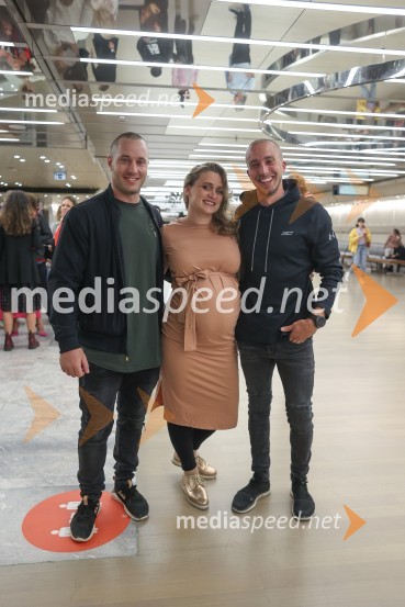  Blaž Slanič, F&B Acrobatics;  Nina Ogrin, plesalka;  Filip Križišnik, F&B AcrobaticsDedek gre na jug, predpremiera filma