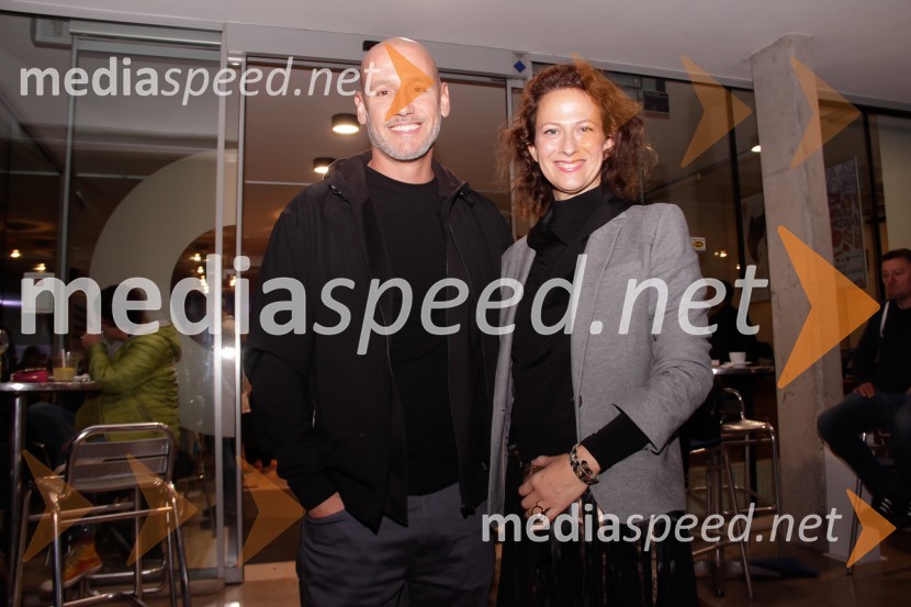  Peter Poles, televizijski voditelj;  Nika Veger, lepotna blogerkaStrast, dojenček in rompompom, premiera stand-upa Vida Valiča