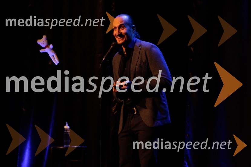  Vid  Valič, stand-up komik, voditeljStrast, dojenček in rompompom, premiera stand-upa Vida Valiča
