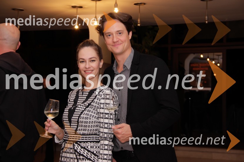  Gorka Berden, igralka;  Domen Valič, igralecStrast, dojenček in rompompom, premiera stand-upa Vida Valiča