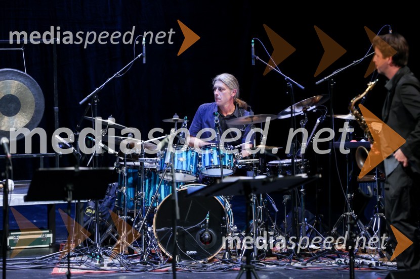  Žiga Kožar, bobnar, ReCover;  Tadej Tomšič, dirigent, saksofonistKoncert Orion v spomin Juretu Robežniku