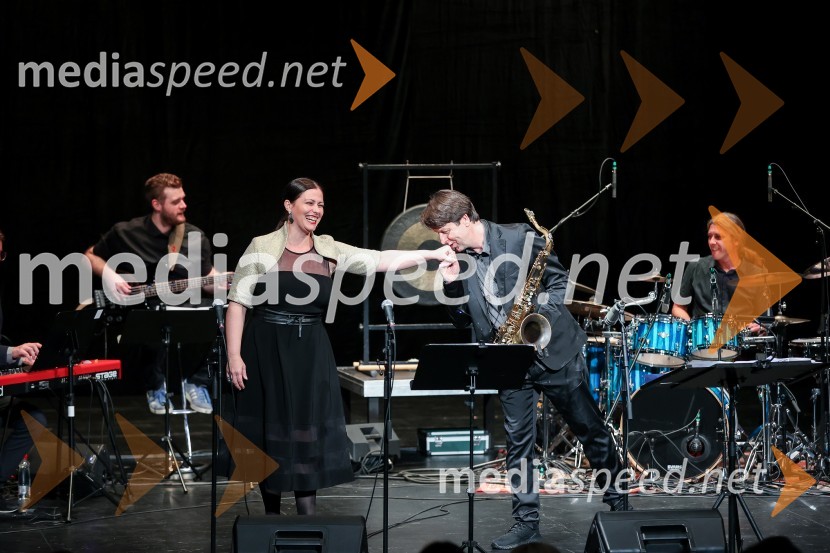  Nuška Drašček, pevka;  Tadej Tomšič, dirigent, saksofonistKoncert Orion v spomin Juretu Robežniku