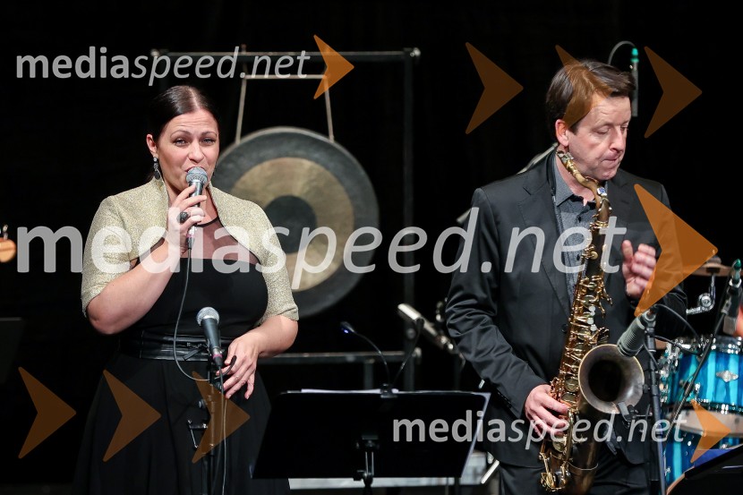  Nuška Drašček, pevka;  Tadej Tomšič, dirigent, saksofonistKoncert Orion v spomin Juretu Robežniku