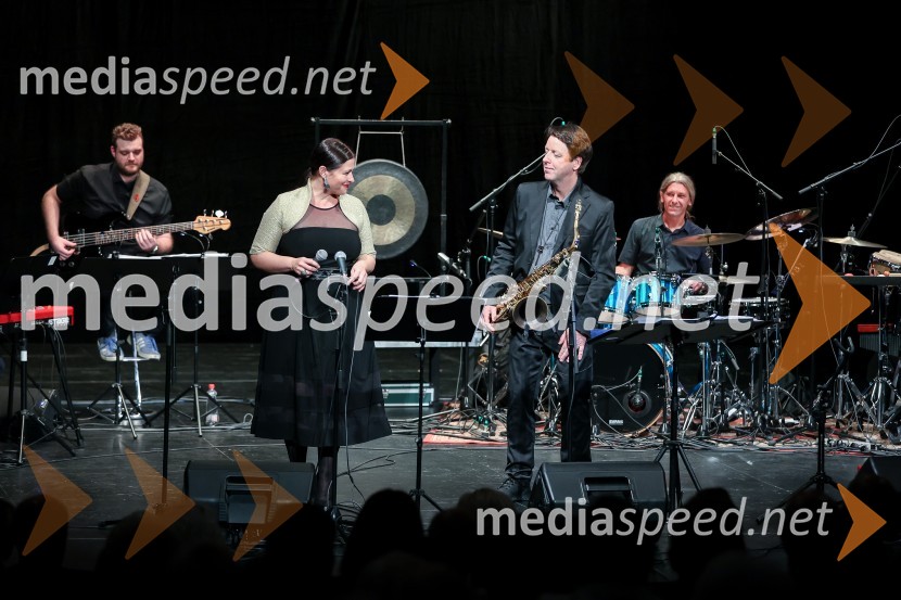  Nuška Drašček, pevka;  Tadej Tomšič, dirigent, saksofonistKoncert Orion v spomin Juretu Robežniku