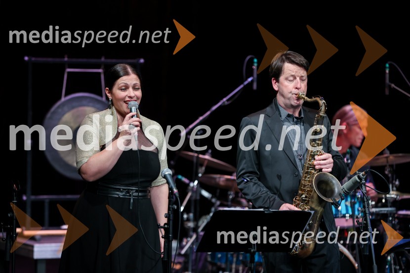  Nuška Drašček, pevka;  Tadej Tomšič, dirigent, saksofonistKoncert Orion v spomin Juretu Robežniku