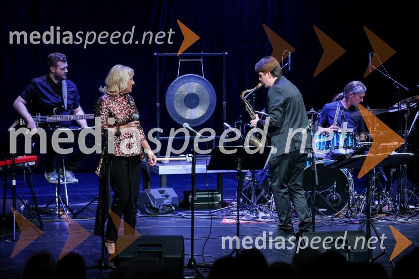  Alenka Godec, pevka;  Tadej Tomšič, dirigent, saksofonistKoncert Orion v spomin Juretu Robežniku