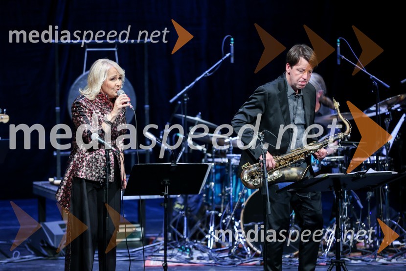  Alenka Godec, pevka;  Tadej Tomšič, dirigent, saksofonistKoncert Orion v spomin Juretu Robežniku