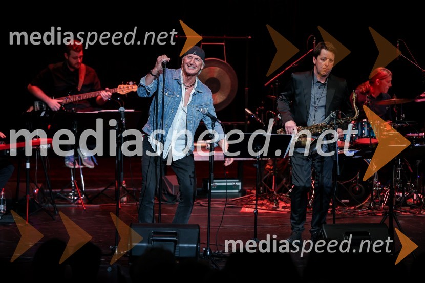  Janez  Bončina - Benč, pevec;  Tadej Tomšič, dirigent, saksofonistKoncert Orion v spomin Juretu Robežniku