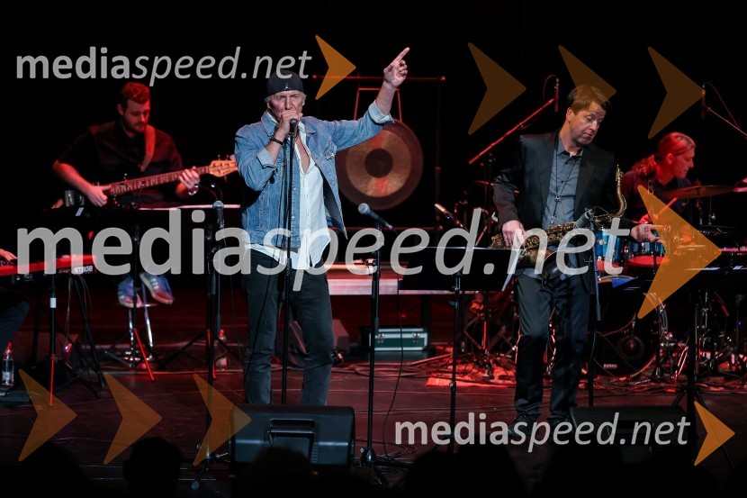  Janez  Bončina - Benč, pevec;  Tadej Tomšič, dirigent, saksofonistKoncert Orion v spomin Juretu Robežniku